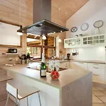 Family-friendly Luxury With And Activities Near 別荘 *